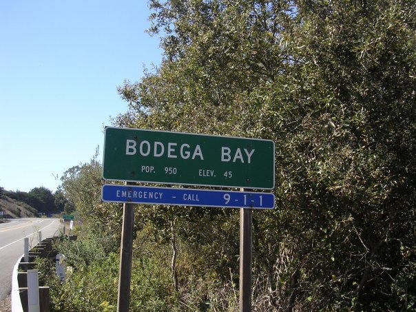 שלט הכניסה לעיירה בודגה ביי שבה מתרחשת עלילת "הציפורים"